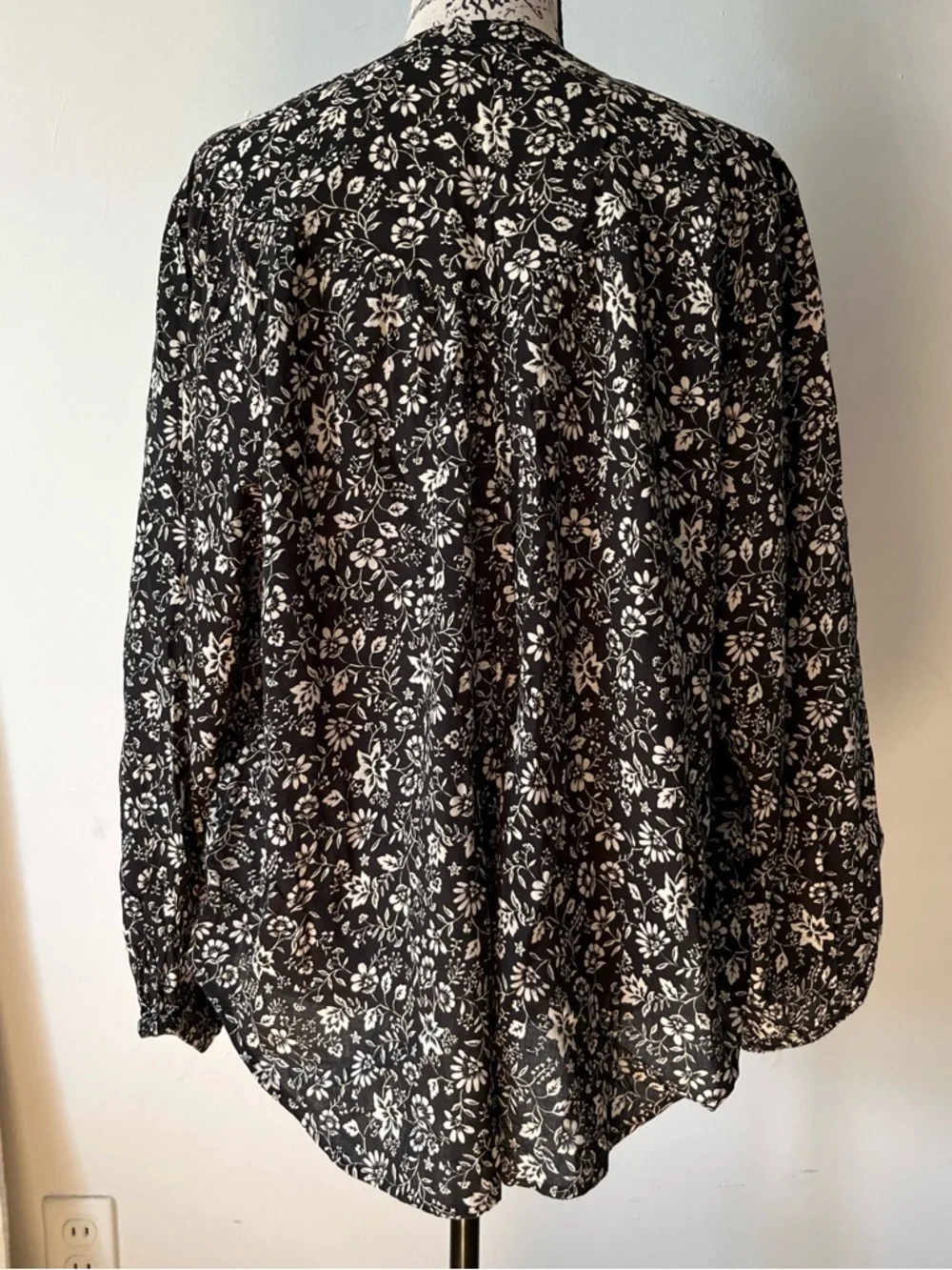 Witchy fairy whimsigoth Black and White Floral Long-Sleeve Blouse Women’s M